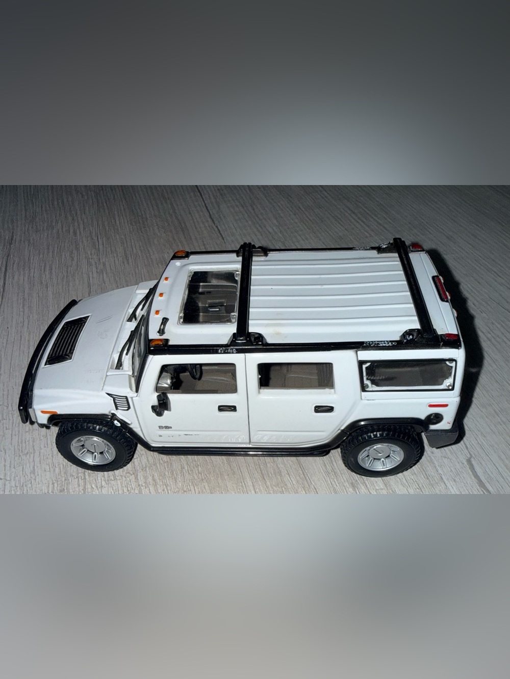 White Hummer-Style Kids Die-Cast SUV Toy with Roof Rack scale 1/27 maisto